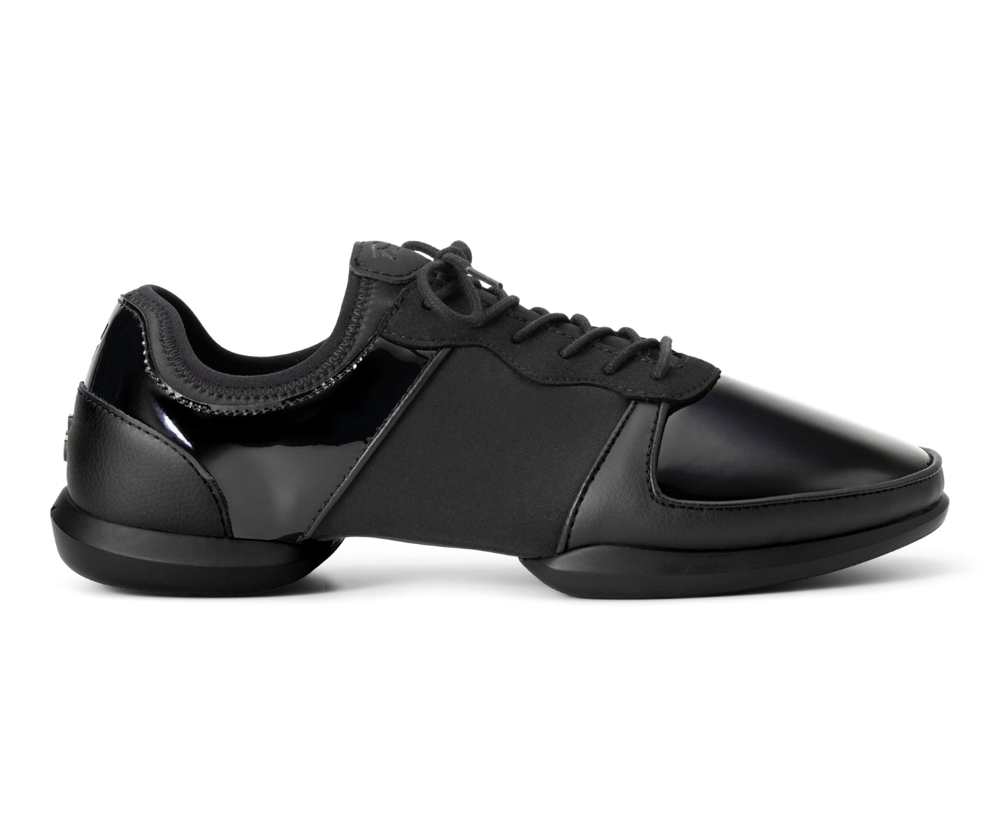 Der Fuego Dance Shoes Split Sole x Derek Hough Sneaker ist schwarz mit Mesh- und Lackakzenten, von der Seite gezeigt.